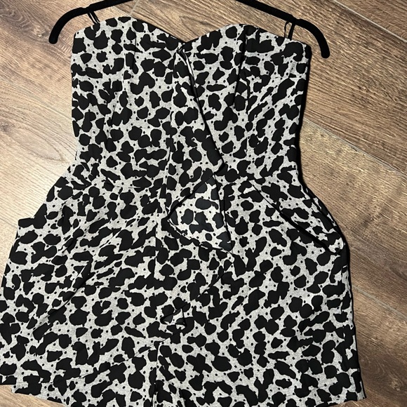 Express Animal Print Romper - Picture 5 of 10